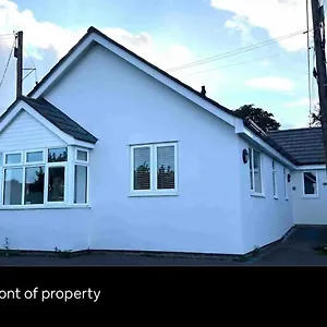https://white-3-bed-bungalow-with-en-suite-and-parking.cardiffhotelswales.com