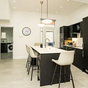 Luxury 4 Bdr House By Breaks Belfast